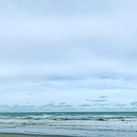 In By The Beach, Cleaning Included Apartment *